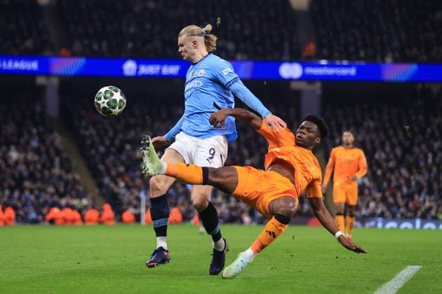 Fußball UEFA Champions League K.o.-Spiel 1. Spiel Manchester City gegen Real Madrid 11. Februar 2025 UEFA Champions League K.o.-Spiel 1. Spiel Manchester City gegen Real Madrid Erling Haaland von Manchester City wird von Aurelien Tchouameni von Real Madrid angegriffen Foto Simon Stacpoole Abseits Manchester UK  Copyright: xSimonxStacpoolexOffside