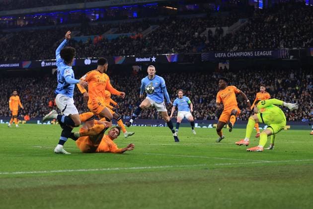 Fußball UEFA Champions League Knockout Play Off 1. Spiel Manchester City gegen Real Madrid 11. Februar 2025 UEFA Champions League Knockout Play Off 1. Spiel Manchester City gegen Real Madrid Erling Haaland von Manchester City köpft den Ball im Strafraum ein Foto Simon Stacpoole Abseits Manchester UK  Copyright: xSimonxStacpoolexOffside