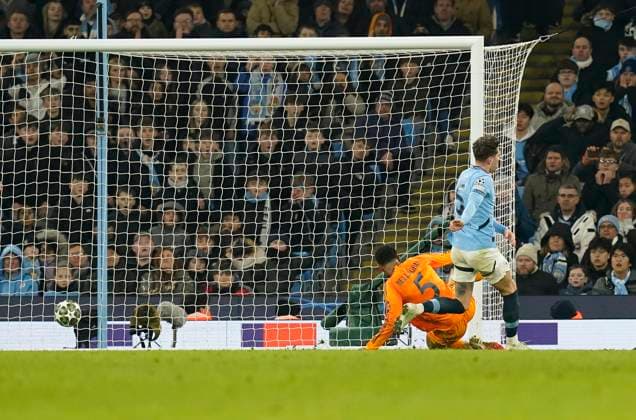 Manchester, England, 11th February 2025. Real Madrid s Jude Bellingham scoring his sides third goal during the UEFA Champions League match at the Etihad Stadium, Manchester. Picture credit should read: Andrew Yates Sportimage EDITORIAL USE ONLY. No use with unauthorised audio, video, data, fixture lists, club league logos or live services. Online in-match use limited to 120 images, no video emulation. No use in betting, games or single club league player publications. SPI_AY_077_Man_City_Real_Madrid SPI-3675-0181