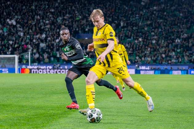 11 02 2025, Football UEFA Champions League, Season 2024 2025, Play Offs, First leg, Sporting CP Lisbon Borussia Dortmuna at Estadio Jose Alvalade in Lisbon Dortmunds Daniel Svensson runs with the ball at his foot Photo Kirchner Media Thomas Haesler IMPORTANT NOTE In accordance with UEFA regulations, it is prohibited to exploit or have exploited photographs taken in the stadium and or of the match in the form of sequential images and or video-like photo series Copyright: xKirchner-Media ThomasxHaeslerx