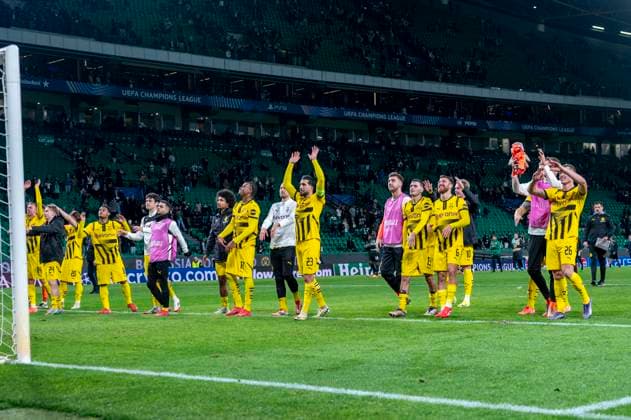 11.02.2025, Fussball: UEFA Champions League, Saison 2024 2025, Play Offs, Hinspiel, Sporting CP Lissabon - Borussia Dortmuna im Estadio Jose Alvalade in Lissabon. Die Dortmunder Spieler jubeln nach dem Schlusspfiff. Foto: Kirchner-Media Thomas Haesler WICHTIGER HINWEIS: Gemäß den Vorgaben der UEFA ist es untersagt, in dem Stadion und oder vom Spiel angefertigte Fotoaufnahmen in Form von Sequenzbildern und oder videoähnlichen Fotostrecken zu verwerten bzw. verwerten zu lassen. Copyright: xKirchner-Media ThomasxHaeslerx