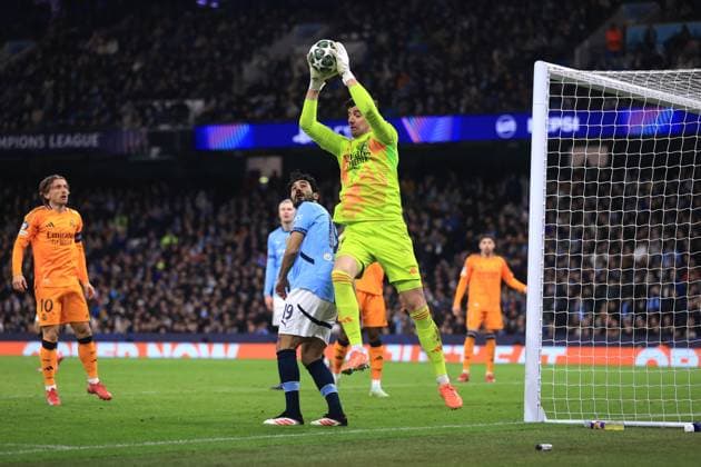 Fußball UEFA Champions League K.o.-Runde 1. Spiel Manchester City gegen Real Madrid 11. Februar 2025 UEFA Champions League K.o.-Runde 1. Spiel Manchester City gegen Real Madrid Real Madrids Torwart Thibaut Courtois pariert Foto Simon Stacpoole Abseits Manchester UK  Copyright: xSimonxStacpoolexOffside