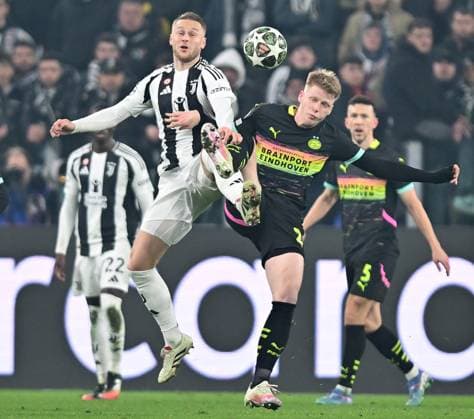 February 11, 2025, Turin: Juventus Teun Koopmeiners and PSV Eindhoven s Jerdy Shouten in action during the first leg of the UEFA Champions League play-offs soccer match Juventus FC vs PSV Eindhoven at the Allianz Stadium in Turin, Italy, 11 February 2025 ANSA ALESSANDRO DI MARCO Champions League: Juventus FC- PSV Eindhoven  - ZUMAa110 20250211_zaf_a110_107 Copyright: xAlessandroxDixMarcox