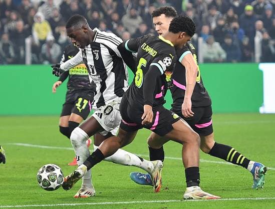 February 11, 2025, Turin: Juventus Randal kolo Muani and PSV Eindhoven s Rayan Flamingo in action during the first leg of the UEFA Champions League play-offs soccer match Juventus FC vs PSV Eindhoven at the Allianz Stadium in Turin, Italy, 11 February 2025 ANSA ALESSANDRO DI MARCO Champions League: Juventus FC- PSV Eindhoven  - ZUMAa110 20250211_zaf_a110_109 Copyright: xAlessandroxxxxxxxxDixMarcox