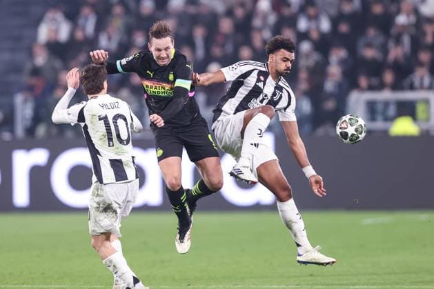 TURIN, ITALY FEBRUARY 11 Luuk de Jong of PSV C fights for the ball with Renato Veiga of Juventus R and Kenan Yildiz of Juventus L during the UEFA Champions League 2024 25 League Knockout Play off first leg match between Juventus and PSV at Juventus Stadium on February 11, 2025 in Turin, Italy Turin Juventus Stadium Italy Copyright: xJustPictures.ch LuigixRizzox jp-en-EuSpIm-AN0I0932-20250108
