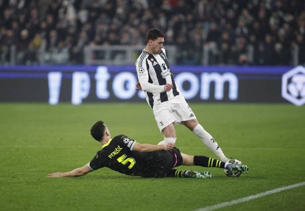 CALCIO - UEFA Champions League - Juventus FC vs PSV Eindhoven Ivan Perisic of PSV Eindhoven and Dusan Vlahovic of Juventus FC fighting for the ball during the Uefa Champions League first leg play offâ??s, football match between Juventus FC and PSV Eindhoven. On 11 February 2025 at Allianz Stadium, Turin, Italy. Photo Nderim Kaceli. Turin Italy  Copyright: xIPAxSport ABACAx