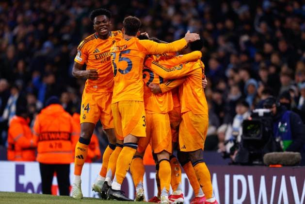 February 11, 2025, Manchester, Manchester, ENGLAND: Jude Bellingham of Real Madrid celebrates a goal with teammates during the UEFA Champions League 2024 25 League Knockout Play-off First Leg match between Manchester City and Real Madrid at Manchester City Stadium on February 11, 2025, in Manchester, England. Manchester ENGLAND - ZUMAa181 20250211_zaa_a181_170 Copyright: xDennisxAgyemanx