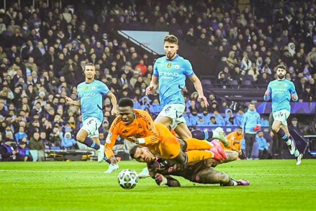 Sport Bilder des Tages 11th February 2025; Etihad Stadium, Manchester, England; UEFA Champions League Play Off Round 1 Football, Manchester City versus Real Madrid; Vinicius Junior of Real Madrid is brought down in the area by Ederson of Manchester City but the penalty is overruled for offside  ActionPlus12749813 GodfreyxPitt