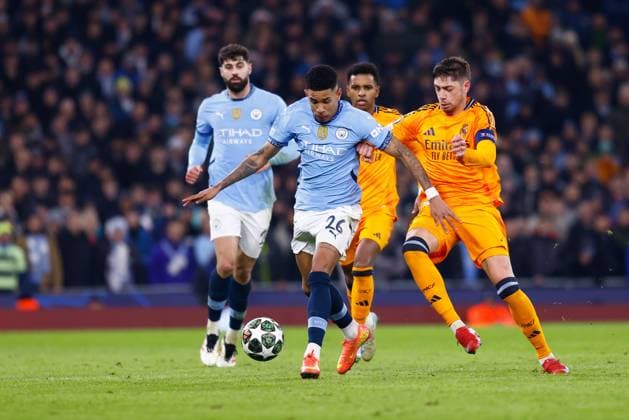 February 11, 2025, Manchester, Manchester, ENGLAND: Savinho of Manchester City and Federico Valverde of Real Madrid in action during the UEFA Champions League 2024 25 League Knockout Play-off First Leg match between Manchester City and Real Madrid at Manchester City Stadium on February 11, 2025, in Manchester, England. Manchester ENGLAND - ZUMAa181 20250211_zaa_a181_215 Copyright: xDennisxAgyemanx