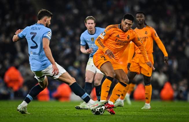 11th February 2025; Etihad Stadium, Manchester, England; UEFA Champions League Play Off Round 1 Football, Manchester City versus Real Madrid; Jude Bellingham of Real Madrid looks to beat Ruben Dias of Manchester City  ActionPlus12749863 GodfreyxPitt