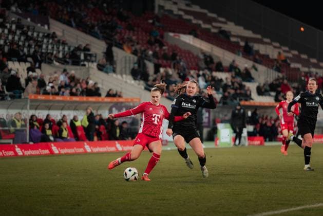 11 02 25, Women, Soccer, 1 BL, Season 2024 2025, SGS Essen 1 FC Köln, Matchday 13 Alena Bienz 11 of 1 FC Köln in duel with Lilli Purtscheller 7 of SGS Essen Essen Stadion an der Hafenstrasse NRW Germany