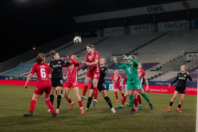 11 02 25, Women, Soccer, 1 BL, Season 2024 2025, SGS Essen 1 FC Köln, Matchday 13 Taylor Ziemer 18 from 1 FC Köln heading into the penalty area Essen Stadion an der Hafenstrasse NRW Germany