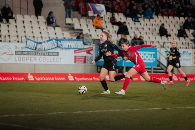 11 02 25, Women, Soccer, 1 BL, Season 2024 2025, SGS Essen 1 FC Köln, Matchday 13 Lilli Purtscheller 7 of SGS Essen l in duel with Martyna Wiankowska 26 of 1 FC Koeln r Essen Stadion an der Hafenstrasse NRW Germany