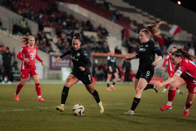 11 02 25, Women, Soccer, 1 BL, Season 2024 2025, SGS Essen 1 FC Köln, Matchday 13 Vanessa Fuerst 8 of SGS Essen dribbles in the penalty area Essen Stadion an der Hafenstrasse NRW Germany