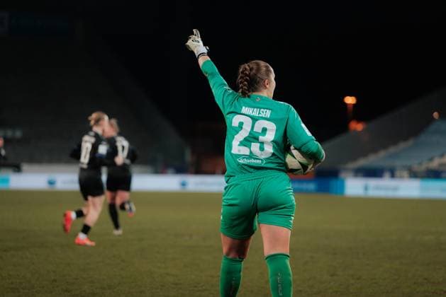 11 02 25, Women, Soccer, 1 BL, Season 2024 2025, SGS Essen 1 FC Köln, Matchday 13 Aurora Mikalsen 23 from 1 FC Koeln with raised arm Essen Stadion an der Hafenstrasse NRW Germany