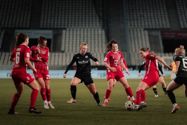 11 02 25, Women, Soccer, 1 BL, Season 2024 2025, SGS Essen 1 FC Köln, Matchday 13 Taylor Ziemer 18 from 1 FC Koeln plays the ball r Essen Stadion an der Hafenstrasse NRW Germany