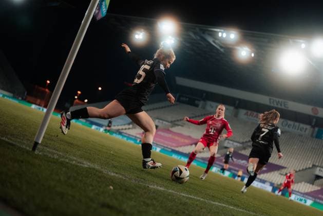 11 02 25, Women, Soccer, 1 BL, Season 2024 2025, SGS Essen 1 FC Köln, Matchday 13 Paulina Platner 25 from SGS Essen Flank at corner flag Essen Stadion an der Hafenstrasse NRW Germany