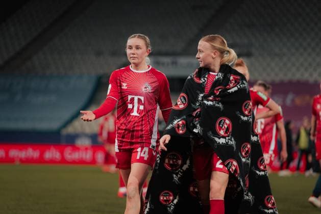 11 02 25, Women, Soccer, 1 BL, Season 2024 2025, SGS Essen 1 FC Köln, Matchday 13 Carlotta Imping 14 from 1 FC Koeln and Anna Gerhardt 21 from 1 FC Koeln discuss the match Essen Stadion an der Hafenstrasse NRW Germany