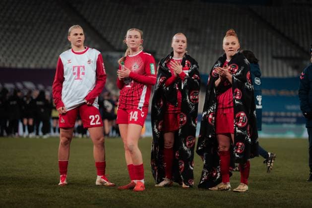 11 02 25, Women, Soccer, 1 BL, Season 2024 2025, SGS Essen 1 FC Köln, Matchday 13 Julia Schifffahrt 22, Carlotta Imping 14, Anna Gerhardt 21 and Laura Vogt 8 after the end of the match Essen Stadion an der Hafenstrasse NRW Germany