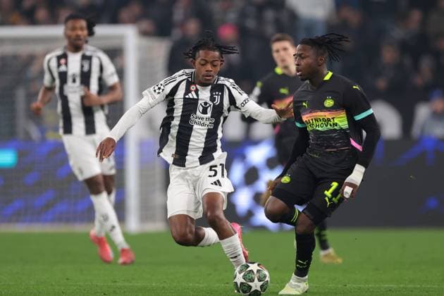 Turin, Italy, 11th February 2025. Samuel Mbangula Tshifunda of Juventus tussles with Johan Bakayoko of PSV Eindhoven during the UEFA Champions League match at Allianz Stadium, Turin. Picture credit should read: Jonathan Moscrop Sportimage EDITORIAL USE ONLY. No use with unauthorised audio, video, data, fixture lists, club league logos or live services. Online in-match use limited to 120 images, no video emulation. No use in betting, games or single club league player publications. SPI_109_JM_JUVE_PSV_UCL SPI-3661-0103