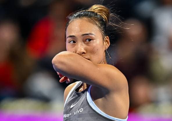 (250212) -- DOHA, Feb. 12, 2025 -- Zheng Qinwen of China reacts during women s singles round of 32 match between Qinwen Zheng of China and Ons Jabeur of Tunisia at the WTA, Tennis Damen Qatar Open tennis tournament in Doha, Qatar, Feb. 11, 2025. (Photo by Xinhua) (SP)QATAR-DOHA-WTA QATAR OPEN Nikku 