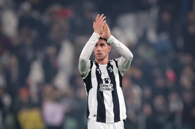 Turin, Italy, 11th February 2025. Dusan Vlahovic of Juventus applauds the fans following the final whistle of the UEFA Champions League match at Allianz Stadium, Turin. Picture credit should read: Jonathan Moscrop Sportimage EDITORIAL USE ONLY. No use with unauthorised audio, video, data, fixture lists, club league logos or live services. Online in-match use limited to 120 images, no video emulation. No use in betting, games or single club league player publications. SPI_063_JM_JUVE_PSV_UCL SPI-3661-0063