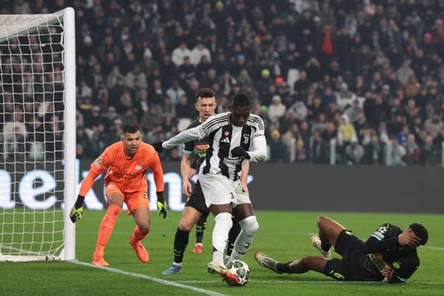 Turin, Italy, 11th February 2025. Walter Benitez of PSV Eindhoven looks on as Randal Kolo Muani of Juventus looks for a path to goal whilst battling against Ryan Flamingo and Ivan Perisic of PSV Eindhoven the UEFA Champions League match at Allianz Stadium, Turin. Picture credit should read: Jonathan Moscrop Sportimage EDITORIAL USE ONLY. No use with unauthorised audio, video, data, fixture lists, club league logos or live services. Online in-match use limited to 120 images, no video emulation. No use in betting, games or single club league player publications. SPI_076_JM_JUVE_PSV_UCL SPI-3661-0067