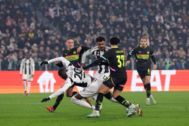 Turin, Italy, 11th February 2025. Joey Veerman of PSV Eindhoven tussles with Renato Veiga of Juventus whilst Randal Kolo Muani of Juventus goes to ground as he is challenged by Richard Ledezma of PSV Eindhoven during the UEFA Champions League match at Allianz Stadium, Turin. Picture credit should read: Jonathan Moscrop Sportimage EDITORIAL USE ONLY. No use with unauthorised audio, video, data, fixture lists, club league logos or live services. Online in-match use limited to 120 images, no video emulation. No use in betting, games or single club league player publications. SPI_131_JM_JUVE_PSV_UCL SPI-3661-0125