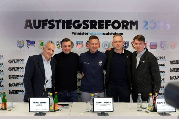 Sport Themen der Woche KW07 Sport Bilder des Tages PK_Regionalligisten 12.02..2025, Chemnitz, Stadion an der Gellertstrasse, Fussball,Regionalliga , PK 17 Regionalligisten der Regionalliga Nordost laden zur Pressekonferenz nach Chemnitz ein. Thema: Gerechtigkeit für den Fußball- Osten jetzt- die Clubs kämpfen gemeinsam für eine große DFB- Regionalliga- Reform 2025 . vlnr: Geschäftsführer FC Rot- Weiß Erfurt Franz Gerber, Sportdirektor CFC Daniel Meyer, Geschäftsstellenleiter CFC Tommy Haeder, Präsident FC Carl Zeiss Jena Ralph Grillitsch und Vorstand FSV Zwickau Andre Beuchold Chemnitz Sachsen BRD *** PK Regionalligisten 12 02 2025, Chemnitz, Stadion an der Gellertstrasse, Sport, Fußball,Regionalliga , PK 17 Regionalligisten der Regionalliga Nordost einladen zur Pressekonferenz nach Chemnitz Thema Gerechtigkeit für den Fußball Osten jetzt die Clubs kämpfen gemeinsam für eine große DFB Regionalliga Reform 2025 vlnr Geschäftsführer FC Rot Weiß Erfurt Franz Gerber, Sports Director CFC Daniel Meyer, Head of Office CFC Tommy Haeder, President FC Carl Zeiss Jena Ralph Grillitsch and Board Member FSV Zwickau Andre Beuchold Chemnitz Saxony FRG