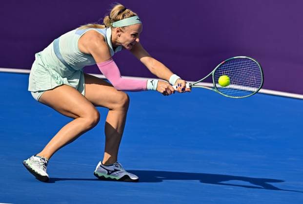 QATAR TOTALENERGIES OPEN - DAY FOUR Rebecca Sramkova of Slovakia competes in her round of 16 match against Elena Rybakina of Kazakistanduring the WTA, Tennis Damen Qatar TotalEnergies Open 2025 tennis tournament at the Khalifa International Tennis Complex in Doha, Qatar, on February 12, 2025. Copyright: xNOUSHADx