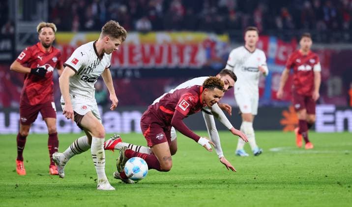 RB Leipzig St Pauli Hamburg Bundesliga Leipzig, 09 02 2025, Red Bull Arena, Soccer Bundesliga, Matchday 21 , RB LEIPZIG vs FC ST PAULI HAMBURG 2 0 2 0 , Pictured from l David Nemeth 4, Pauli , Antonio Nusa 7, RB Leipzig and James Sands 6, Pauli , Antonio Nusa 7, RB Leipzig sustains a knee injury in this scene , Picture Point