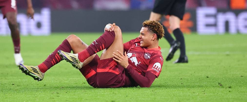 RB Leipzig St Pauli Hamburg Bundesliga Leipzig, 09 02 2025, Red Bull Arena, Soccer Bundesliga, Matchday 21 , RB LEIPZIG vs FC ST PAULI HAMBURG 2 0 2 0 , In the picture Antonio Nusa 7, RB Leipzig on the ground Knee injury , Picture Point