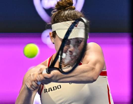 QATAR TOTALENERGIES OPEN - DAY FOUR Linda Noskova of Czech Republic competes in her round of 16 match Iga Swiatek of Poland during the WTA, Tennis Damen Qatar TotalEnergies Open 2025 tennis tournament at the Khalifa International Tennis Complex in Doha, Qatar, on February 12, 2025. Copyright: xNOUSHADx