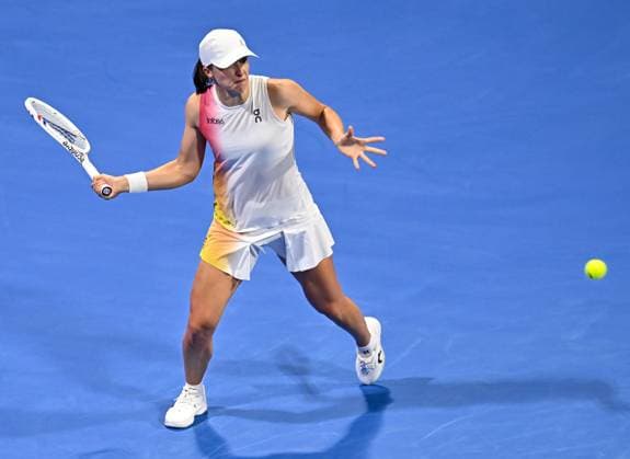 QATAR TOTALENERGIES OPEN - DAY FOUR Iga Swiatek of Poland competes in her round of 16 match Linda Noskova of Czech Republic during the WTA, Tennis Damen Qatar TotalEnergies Open 2025 tennis tournament at the Khalifa International Tennis Complex in Doha, Qatar, on February 12, 2025. Copyright: xNOUSHADx