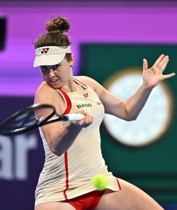 QATAR TOTALENERGIES OPEN - DAY FOUR Linda Noskova of Czech Republic competes in her round of 16 match Iga Swiatek of Poland during the WTA, Tennis Damen Qatar TotalEnergies Open 2025 tennis tournament at the Khalifa International Tennis Complex in Doha, Qatar, on February 12, 2025. Copyright: xNOUSHADx