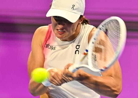 QATAR TOTALENERGIES OPEN - DAY FOUR Iga Swiatek of Poland competes in her round of 16 match Linda Noskova of Czech Republic during the WTA, Tennis Damen Qatar TotalEnergies Open 2025 tennis tournament at the Khalifa International Tennis Complex in Doha, Qatar, on February 12, 2025. Copyright: xNOUSHADx