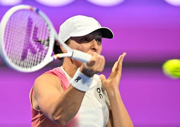 Sport Bilder des Tages QATAR TOTALENERGIES OPEN - DAY FOUR Iga Swiatek of Poland competes in her round of 16 match Linda Noskova of Czech Republic during the WTA, Tennis Damen Qatar TotalEnergies Open 2025 tennis tournament at the Khalifa International Tennis Complex in Doha, Qatar, on February 12, 2025. Copyright: xNOUSHADx