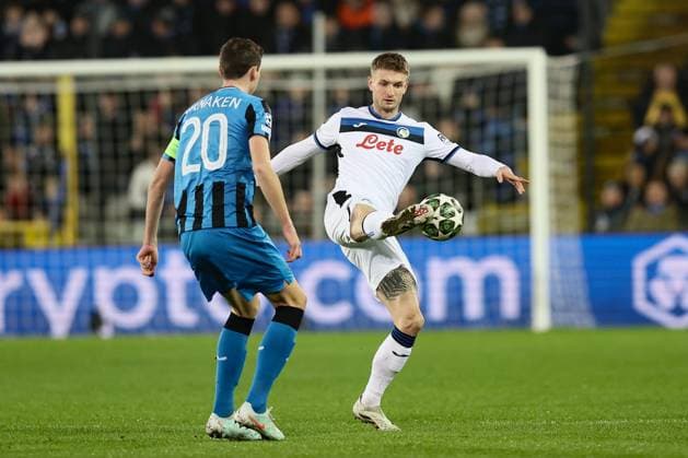 Club s Hans Vanaken and Atalanta s Stefan Posch fight for the ball during a soccer game between Belgian soccer team Club Brugge KV and Italian club Atalanta Bergamo, on Wednesday 12 February 2025 in Brugge, in the first leg of the Knockout phase play-offs of the UEFA Champions League competition. BRUNOxFAHY  x112320463x