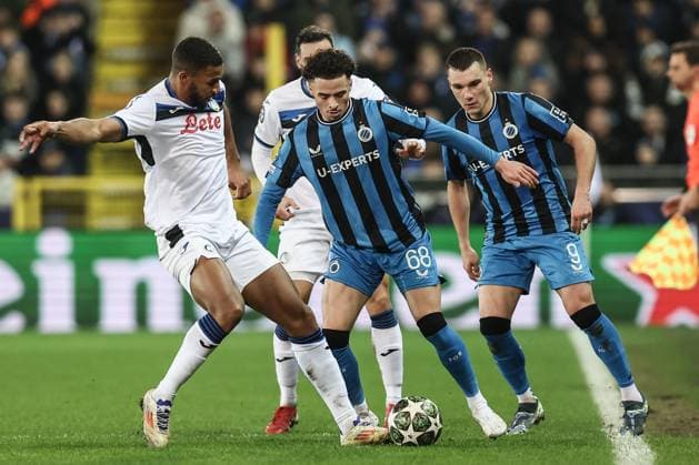 Atalanta s Isak Hien and Club s Chemsdine Talbi fight for the ball during a soccer game between Belgian soccer team Club Brugge KV and Italian club Atalanta Bergamo, on Wednesday 12 February 2025 in Brugge, in the first leg of the Knockout phase play-offs of the UEFA Champions League competition. BRUNOxFAHY  x112321427x