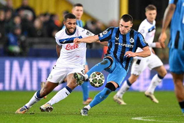 BRUGGE - (l-r) Isak Hien of Atalanta BC, Ferran Jutgla of Club Brugge KV during the UEFA Champions League playoff match between Club Brugge and Atalanta BC at the Jan Breydel Stadium on Feb. 12, 2025 in Bruges, Belgium. ANP Hollandse Hoogte UEFA Champions League 2024 25 League Knockout Play-off First Leg 2024 25 xVIxANPxSportx xGerritxvanxKeulenxIVx 519809369 originalFilename: 519809369.jpg