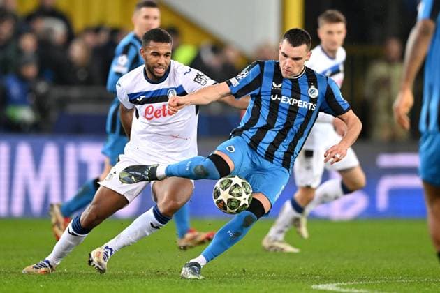 BRUGGE - (l-r) Isak Hien of Atalanta BC, Ferran Jutgla of Club Brugge KV during the UEFA Champions League playoff match between Club Brugge and Atalanta BC at the Jan Breydel Stadium on Feb. 12, 2025 in Bruges, Belgium. ANP Hollandse Hoogte UEFA Champions League 2024 25 League Knockout Play-off First Leg 2024 25 xVIxANPxSportx xGerritxvanxKeulenxIVx 519809391 originalFilename: 519809391.jpg