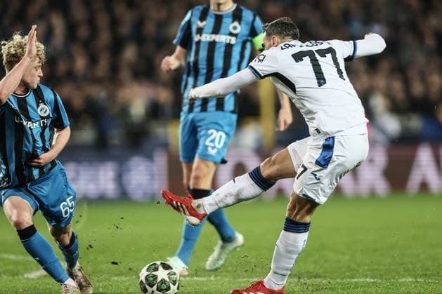 Club s Joaquin Seys and Atalanta s Davide Zappacosta fight for the ball during a soccer game between Belgian soccer team Club Brugge KV and Italian club Atalanta Bergamo, on Wednesday 12 February 2025 in Brugge, in the first leg of the Knockout phase play-offs of the UEFA Champions League competition. BRUNOxFAHY  x112321566x