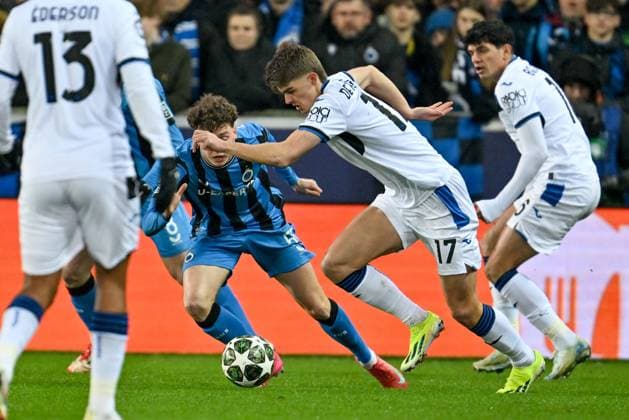 250212 Champions League Knock Out Club Brugge vs Atalanta Charles De Ketelaere (17) of Atalanta pictured in a duel with Maxim De Cuyper (55) of Club Brugge during a soccer game between Belgian Club Brugge KV and Italian Atalanta Bergamo in the UEFA Champions League Knockout phase play-offs leg 1 of the 2024-25 season, on Wednesday 12 February 2025 in Brugge , Belgium . photo Isosport David Catry Brugge Belgium  Copyright: xDavidxCatryx 20250212DC2_9519