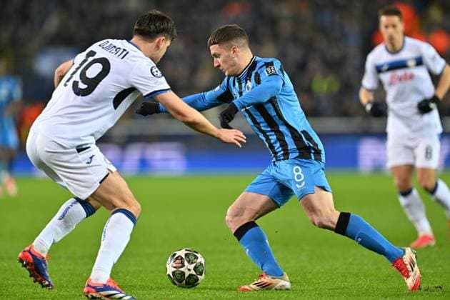250212 Champions League Knock Out Club Brugge vs Atalanta Berat Djimsiti (19) of Atalanta defending on Christos Tzolis (8) of Club Brugge during a soccer game between Belgian Club Brugge KV and Italian Atalanta Bergamo in the UEFA Champions League Knockout phase play-offs leg 1 of the 2024-25 season, on Wednesday 12 February 2025 in Brugge , Belgium . photo Isosport David Catry Brugge Belgium  Copyright: xDavidxCatryx 20250212DC2_9627