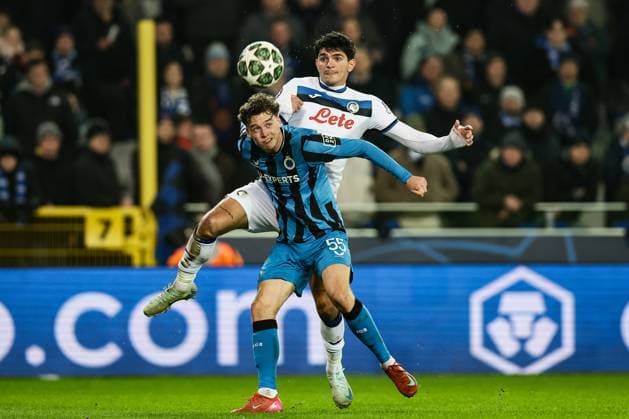 Club s Maxim De Cuyper and Atalanta s Raoul Bellanova fight for the ball during a soccer game between Belgian soccer team Club Brugge KV and Italian club Atalanta Bergamo, on Wednesday 12 February 2025 in Brugge, in the first leg of the Knockout phase play-offs of the UEFA Champions League competition. BRUNOxFAHY  x112322114x