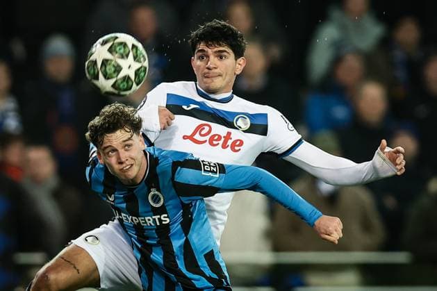 Sport Bilder des Tages Club s Maxim De Cuyper and Atalanta s Raoul Bellanova fight for the ball during a soccer game between Belgian soccer team Club Brugge KV and Italian club Atalanta Bergamo, on Wednesday 12 February 2025 in Brugge, in the first leg of the Knockout phase play-offs of the UEFA Champions League competition. BRUNOxFAHY  x112322115x