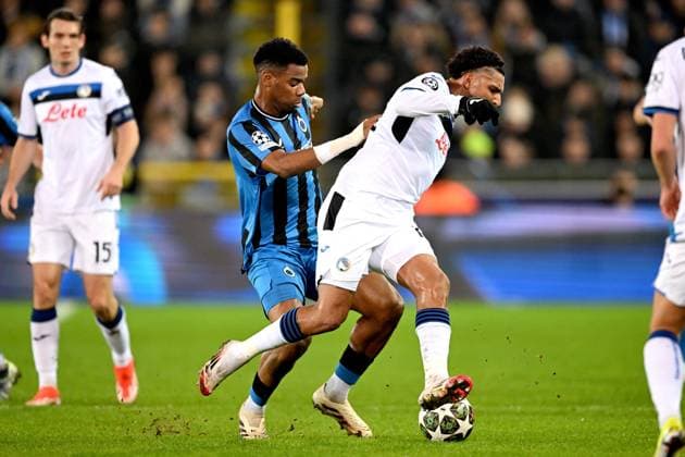 BRUGGE - (l-r) Raphael Onyedika of Club Brugge KV, Ederson of Atalanta BC during the UEFA Champions League playoff match between Club Brugge and Atalanta BC at the Jan Breydel Stadium on Feb. 12, 2025 in Bruges, Belgium. ANP Hollandse Hoogte UEFA Champions League 2024 25 League Knockout Play-off First Leg 2024 25 xVIxANPxSportx xGerritxvanxKeulenxIVx 519810422 originalFilename: 519810422.jpg