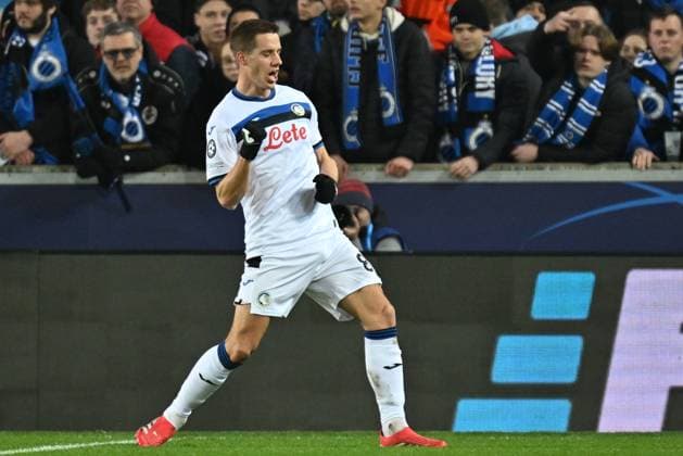 250212 Champions League Knock Out Club Brugge vs Atalanta Mario Pasalic (8) of Atalanta celebrates after scoring the 1-1 equalizer goal during a soccer game between Belgian Club Brugge KV and Italian Atalanta Bergamo in the UEFA Champions League Knockout phase play-offs leg 1 of the 2024-25 season, on Wednesday 12 February 2025 in Brugge , Belgium . photo Isosport David Catry Brugge Belgium  Copyright: xDavidxCatryx 20250212DC2_0596