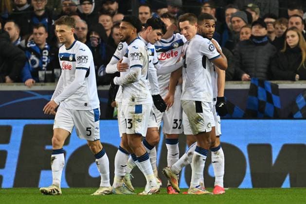 250212 Champions League Knock Out Club Brugge vs Atalanta Mario Pasalic (8) of Atalanta celebrates with his teammates after scoring the 1-1 equalizer goal during a soccer game between Belgian Club Brugge KV and Italian Atalanta Bergamo in the UEFA Champions League Knockout phase play-offs leg 1 of the 2024-25 season, on Wednesday 12 February 2025 in Brugge , Belgium . photo Isosport David Catry Brugge Belgium  Copyright: xDavidxCatryx 20250212DC2_0662