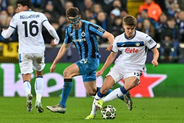 250212 Champions League Knock Out Club Brugge vs Atalanta Brandon Mechele (44) of Club Brugge fighting for the ball with Charles De Ketelaere (17) of Atalanta during a soccer game between Belgian Club Brugge KV and Italian Atalanta Bergamo in the UEFA Champions League Knockout phase play-offs leg 1 of the 2024-25 season, on Wednesday 12 February 2025 in Brugge , Belgium . photo Isosport David Catry Brugge Belgium  Copyright: xDavidxCatryx 20250212DC2_0276